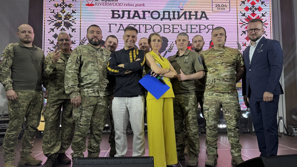 Андрій Магалецький (по центру)