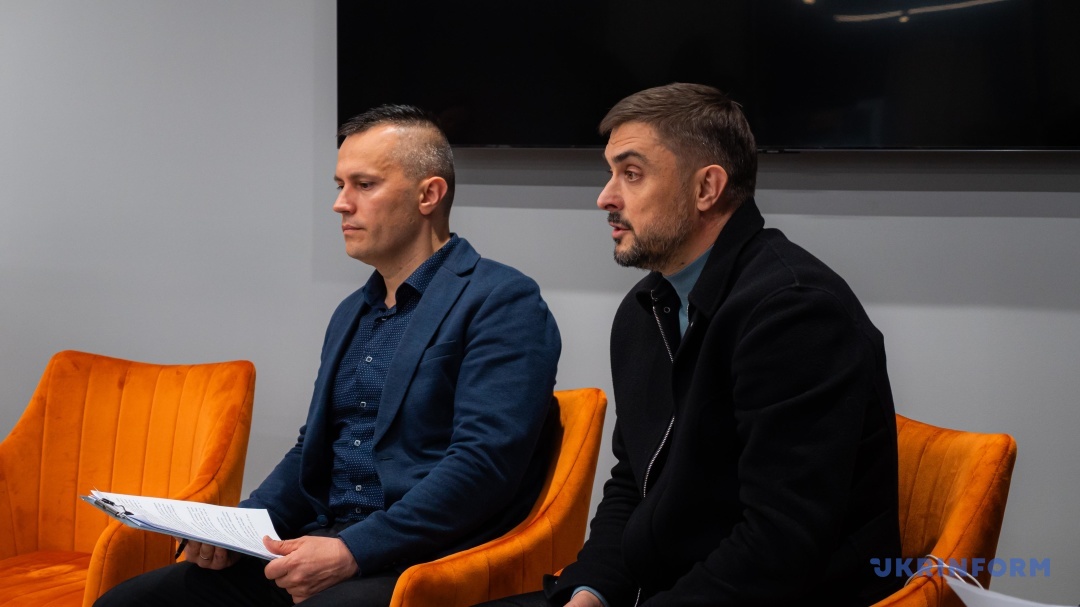 Віктор Устенко справа Віктор Устенко справа