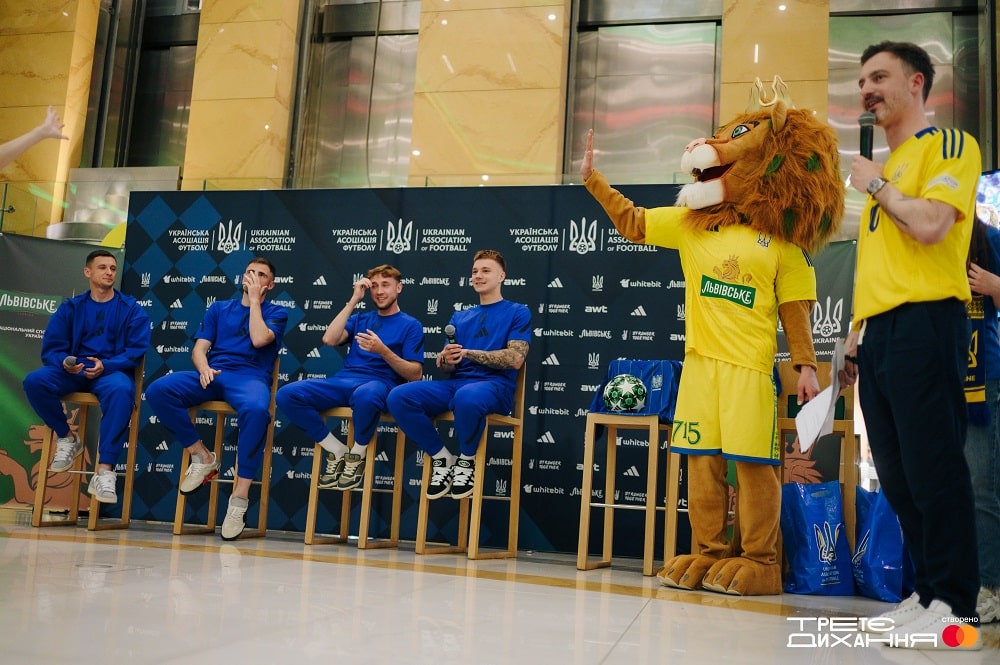 Футболісти збірної України зустрілися у Києві з уболівальниками