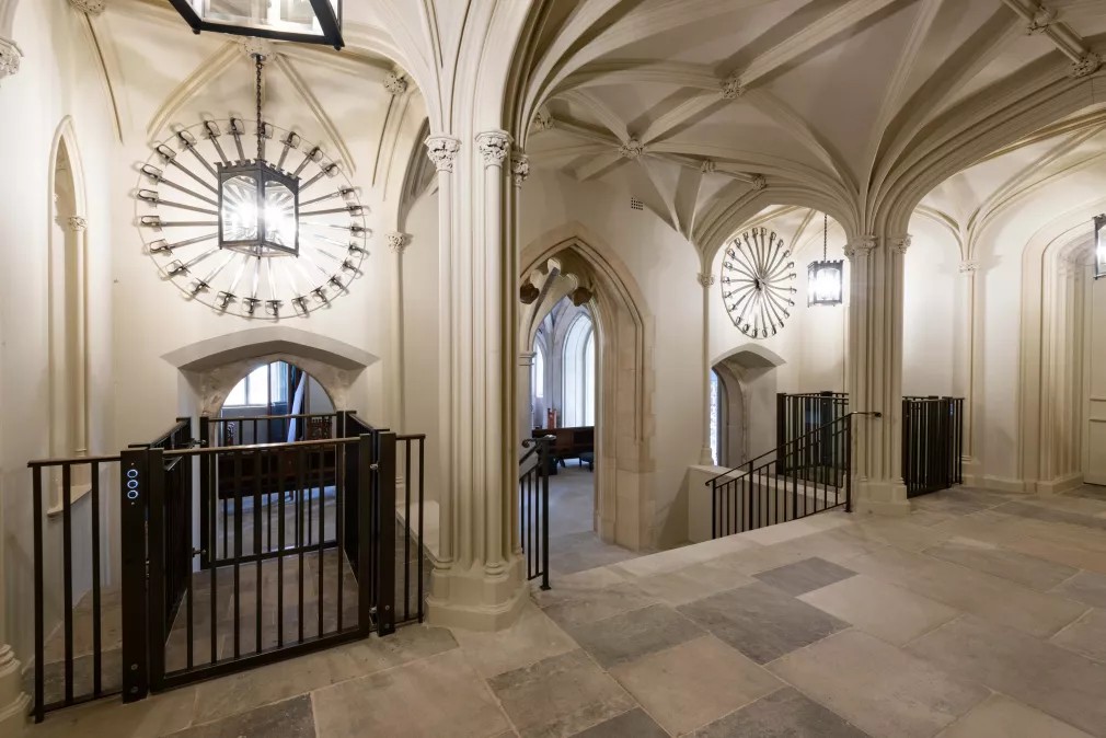 Підйомник у внутрішній залі