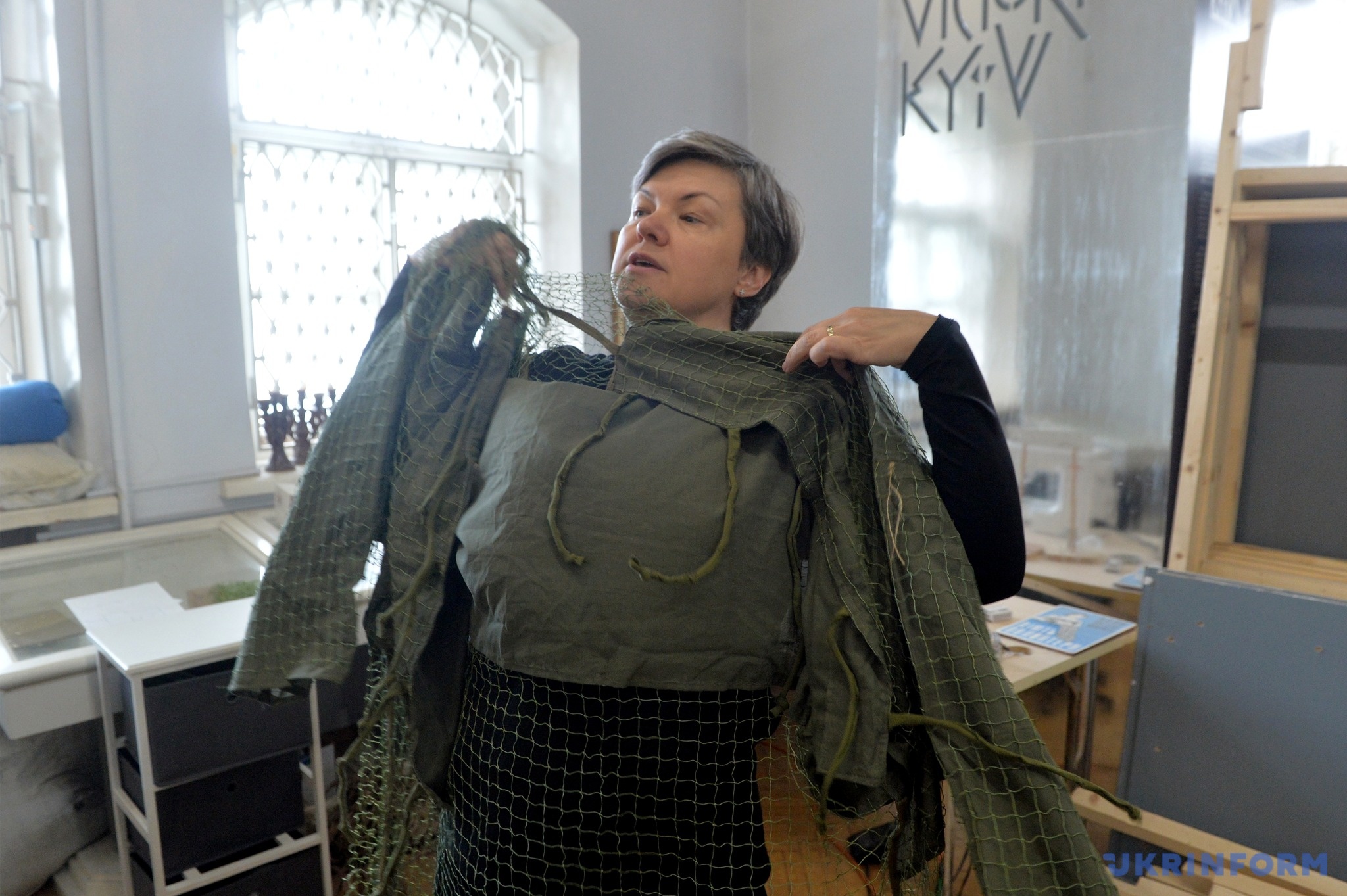 Наталія Пухальська демонструє готову основу «кікімори», яку зараз будуть «заплітати» 