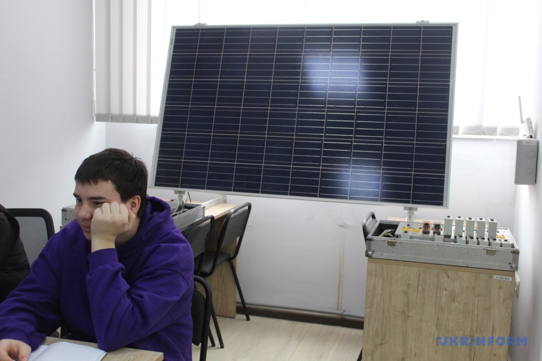 Новий напрямок - відновлювальна енергетика, коледжі на Закарпатті починають готувати фахівців з монтажу СЕС та обслуговування ВЕС