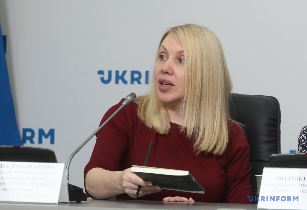 Олена Давліканова