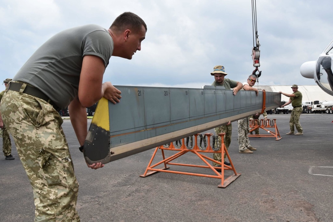 Авіаційні техніки за роботою. Фото: прес-служба 18-го окремого вертолітного загону Авіаційні техніки за роботою. Фото: прес-служба 18-го окремого вертолітного загону