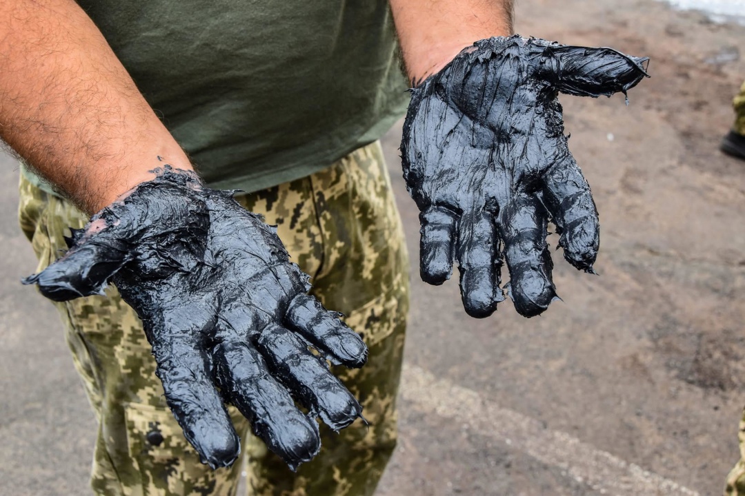 Руки Олександра Іванька в кінці робочого дня. Фото: прес-служба 18-го окремого вертолітного загону Руки Олександра Іванька в кінці робочого дня. Фото: прес-служба 18-го окремого вертолітного загону