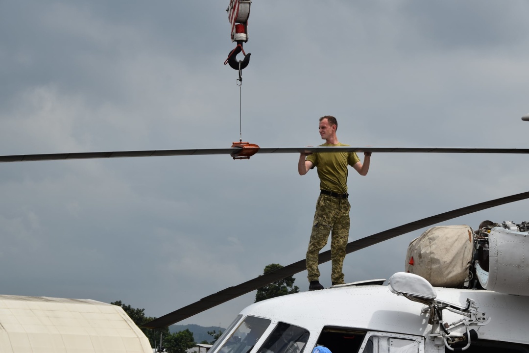 Обслуговування лопатей гвинта гелікоптера. Фото: прес-служба 18-го окремого вертолітного загону Обслуговування лопатей гвинта гелікоптера. Фото: прес-служба 18-го окремого вертолітного загону