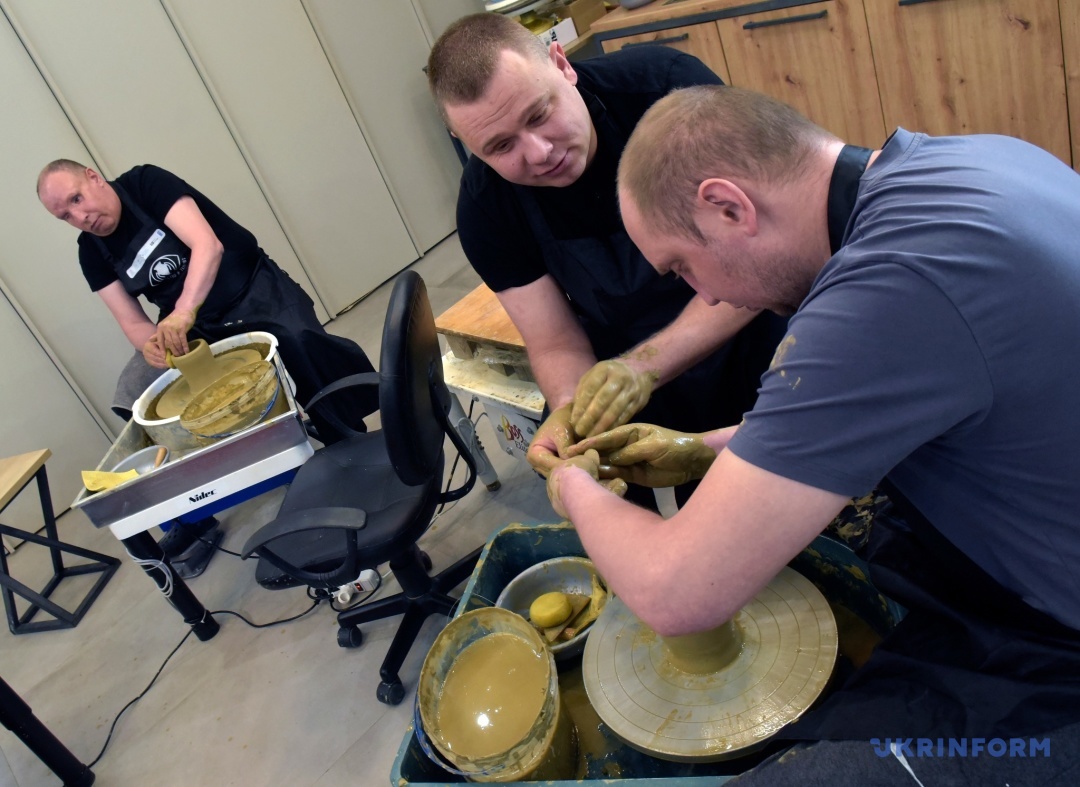 На передньому плані - Іван Шостак(ліворуч) і Олег Дереча