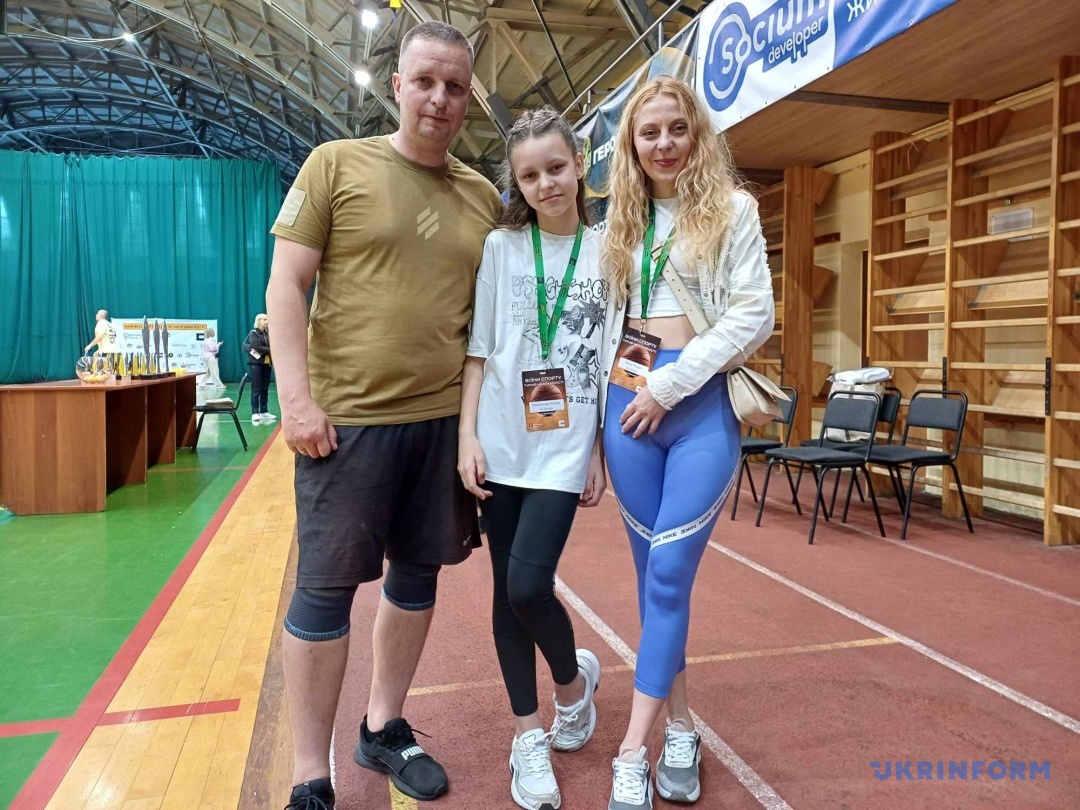 старший лейтенант, ветарн ЗСУ Олексій з дружиною Юлією та донькою Олександрою