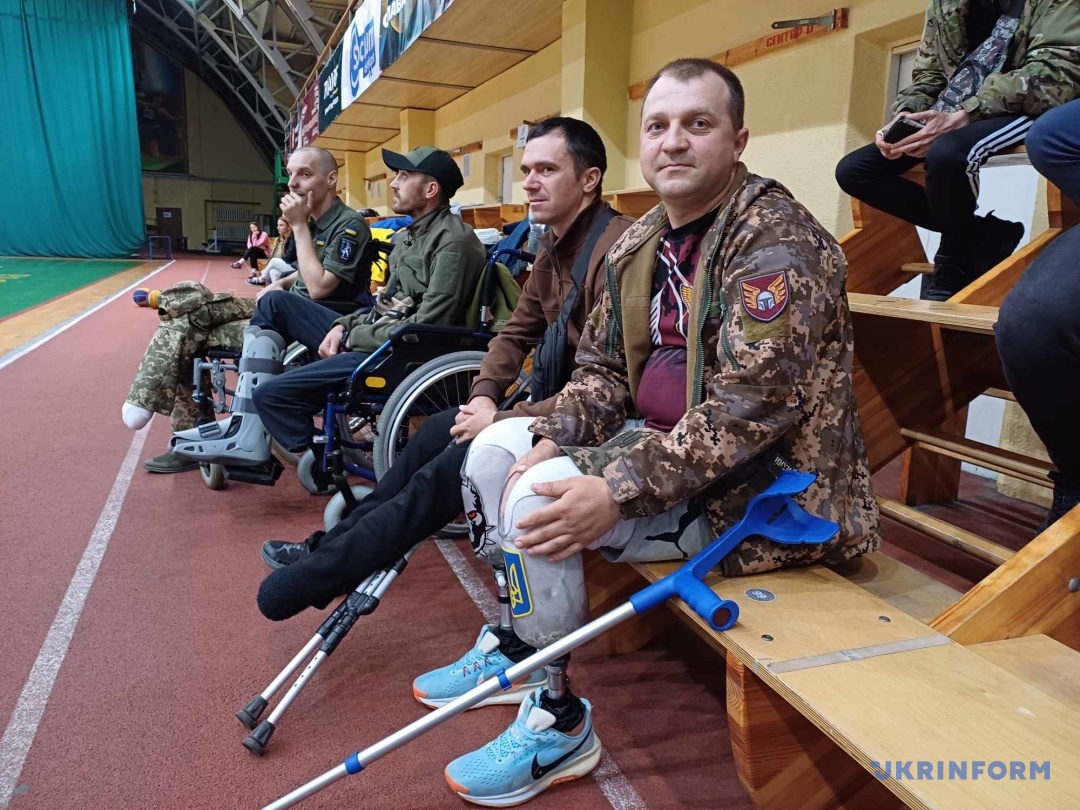 Богдан Томин і біля нього Андрій з Вінниці