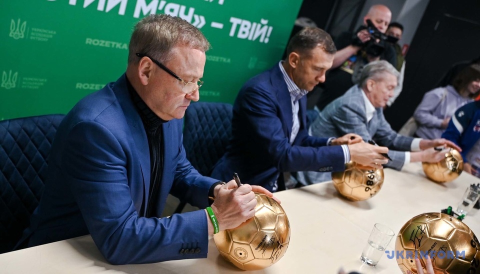 До Львова привезли три «Золоті мʼячі», які здобували українські футболісти