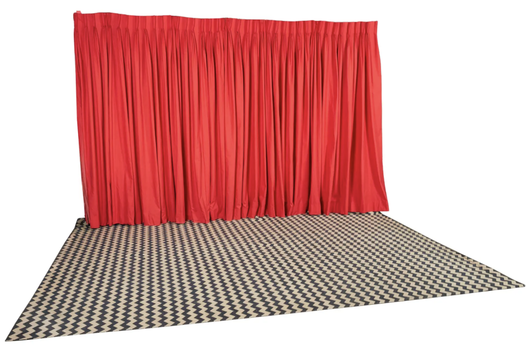 Набір червоних штор і килимів