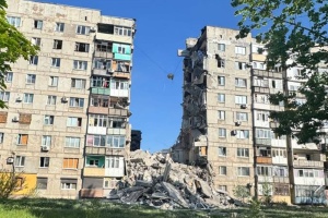 Росіяни обстріляли місто і селище на Донеччині: пошкоджені багатоповерхівки, є загиблі