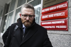 У Польщі проросійський кандидат у президенти зірвав із мерії український прапор - справу розслідує поліція