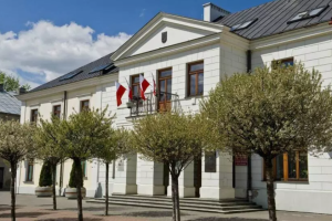 У Польщі відреагували на провокацію проросійського кандидата у президенти, який зірвав з мерії прапор України