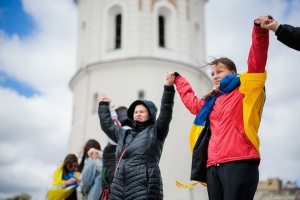 У Литві тисячі людей взялися за руки на знак підтримки України