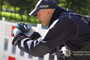 В Одесі на Куликовому полі чоловік з ножами напав на поліцейських