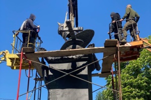 У Полтаві демонтували пам’ятник на місці відпочинку Петра І