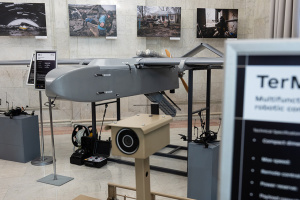 Une exposition des derniers modèles d'armes ukrainiennes inaugurée au ministère ukrainien des Affaires étrangères 