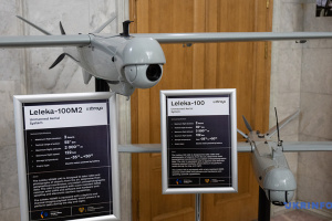 Une exposition des derniers modèles d'armes ukrainiennes inaugurée au ministère ukrainien des Affaires étrangères