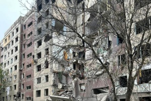 Russen werfen Bombe auf Hochhaus in Kostjantyniwka ab – 12 Verletzte, eine Person könnte unter Trümmern sein