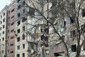 Russen werfen Bombe auf Hochhaus in Kostjantyniwka ab – 12 Verletzte, eine Person könnte unter Trümmern sein