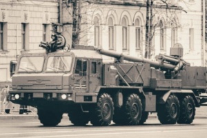 Парадні колони в Москві: радянська артилерія в новій обгортці