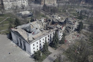 У Маріуполі від фасаду драмтеатру після ремонту окупантів майже нічого не лишилося