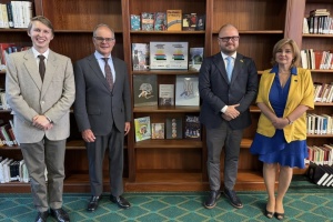 В Еквадорі відкрили першу «Українську книжкову поличку»