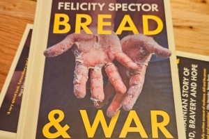 У Лондоні презентували книгу британської волонтерки «Bread and War» про незламність українців