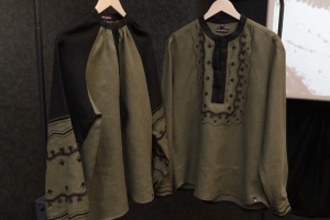 Une chemise brodée militaire Oberig a été présenté en Ukraine