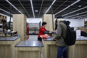 Нова пошта через щоденні атаки закриває єдине відділення у херсонському мікрорайоні Острів