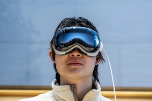 Apple розробляє нову функцію для окулярів Vision Pro - Bloomberg