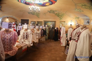 На Одещині майстриня представила колекцію одягу, який все життя вишивала її мама