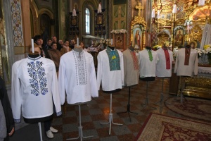 На акції у Рівному представили вишиванки загиблих на війні героїв
