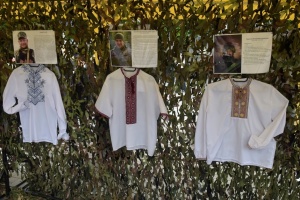 У Вінниці відкрили виставку вишиванок загиблих захисників «Їх вдягали герої»