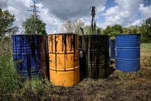 У Запоріжжі третій день чистять від мазуту річку Мокра Московка