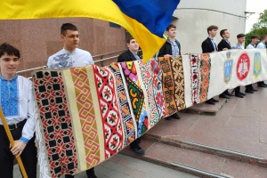 Франківський краєзнавчий музей отримав 11-метровий «Рушник єдності»