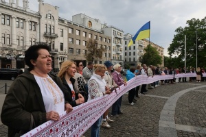 У Харкові до Дня вишиванки розгорнули 50-метровий рушник