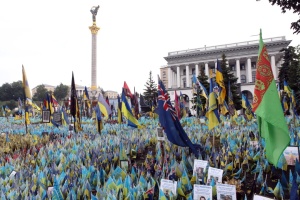 У Києві поліція зі зброєю охороняє Меморіал Памʼяті на Майдані Незалежності