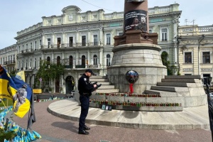 В Одесі невідомі намалювали прапор Росії на постаменті на Європейській площі