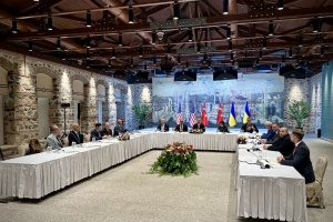 Ukrainian delegation communicating with Russian side via interpreter – source