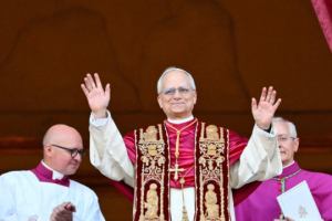 Russische Propaganda verbreitet Fake, dass Selenskyj vom neuen Papst „Geld verlangt“