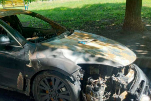 У Харкові за підозрою у підпалах авто військових затримали жінку з 16-річною дочкою