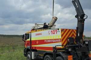 На Київщині в полі виявили бойову частину російської крилатої ракети Х-101