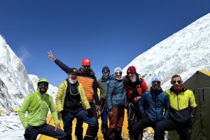 Ukrainian climbers complete largest group ascent of Mount Everest