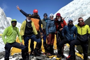 Escaladores ucranianos realizan la mayor ascensión en grupo al Monte Everest