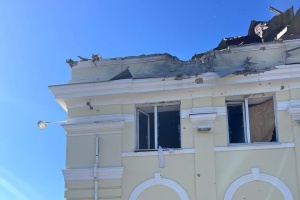 Війська РФ з артилерії вдарили по залізничному вокзалу в Херсоні