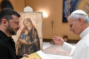 Zelensky hands Pope icon painted on fragment of ammo box