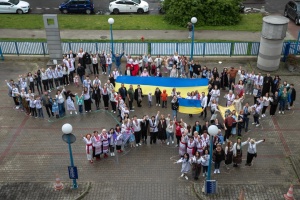 У Варшаві на святкуванні Дня вишиванки провели флешмоб і вшанували захисників України