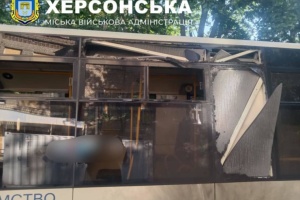 Війська РФ скинули з дрона вибухівку на маршрутку в Херсоні, двоє постраждалих